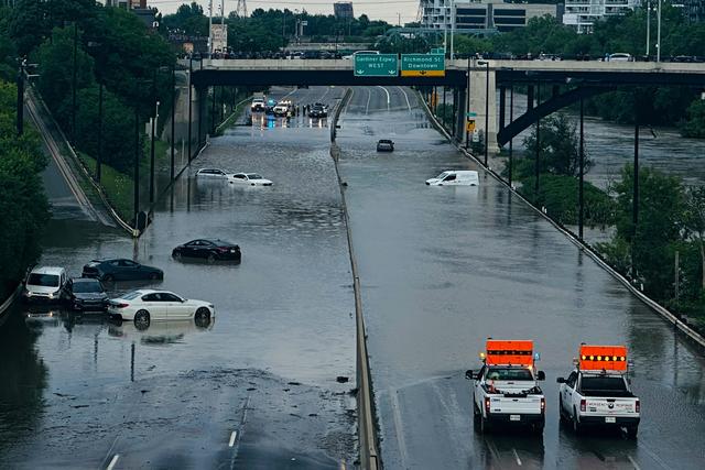 （外代一线）加拿大多伦多遭遇强降雨-5.jpg