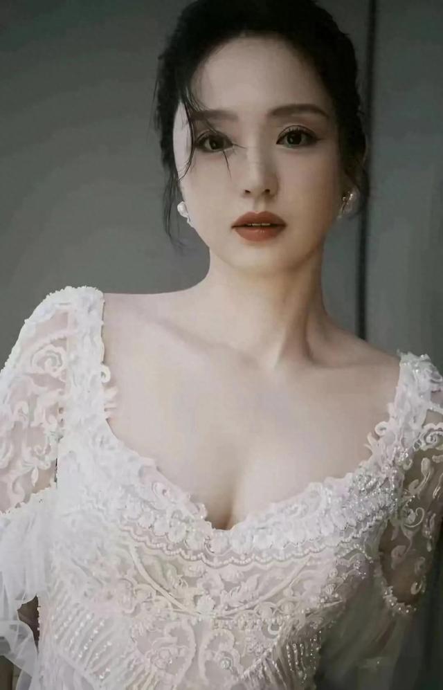 明星女神美图欣赏系列，性感火辣，丰腴饱满～董璇-1.jpg